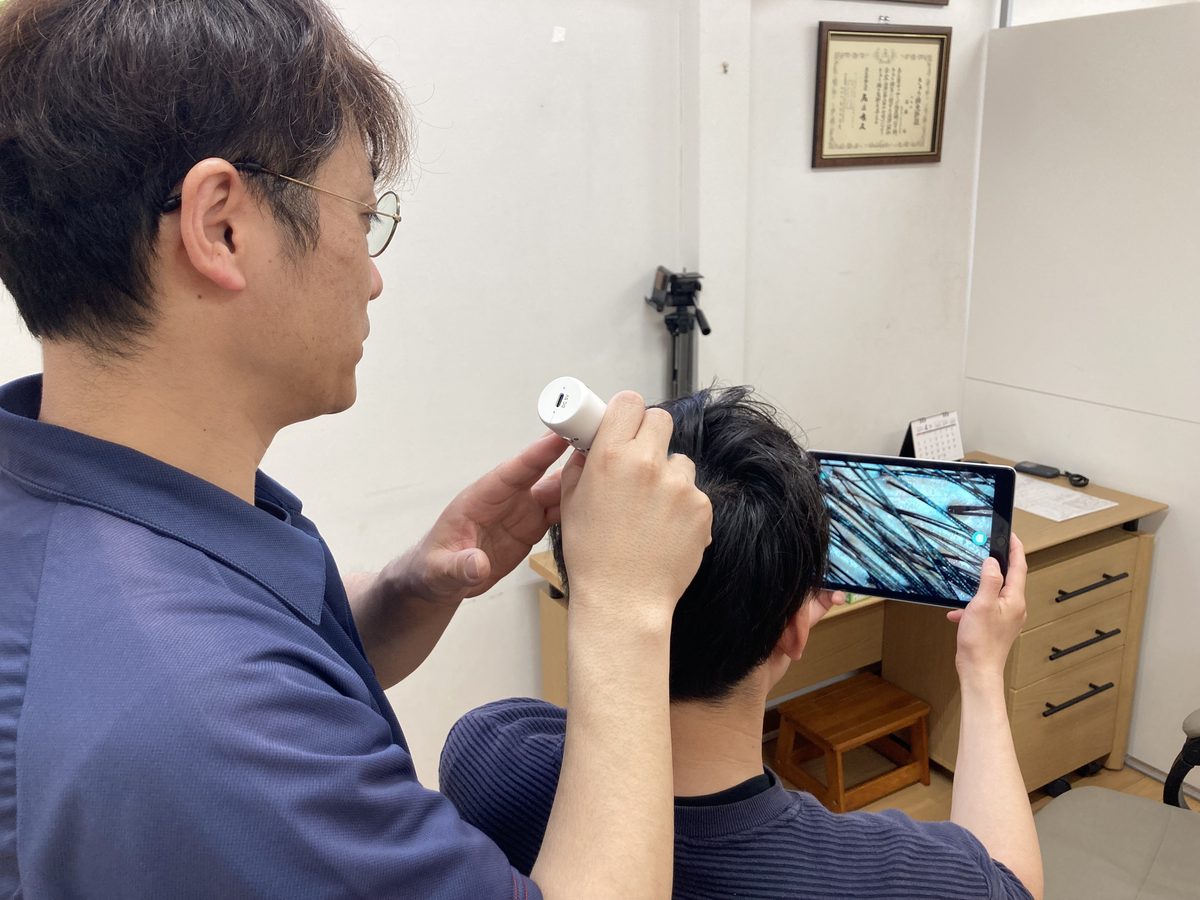 頭皮の状態をチェックしながら丁寧にご説明します