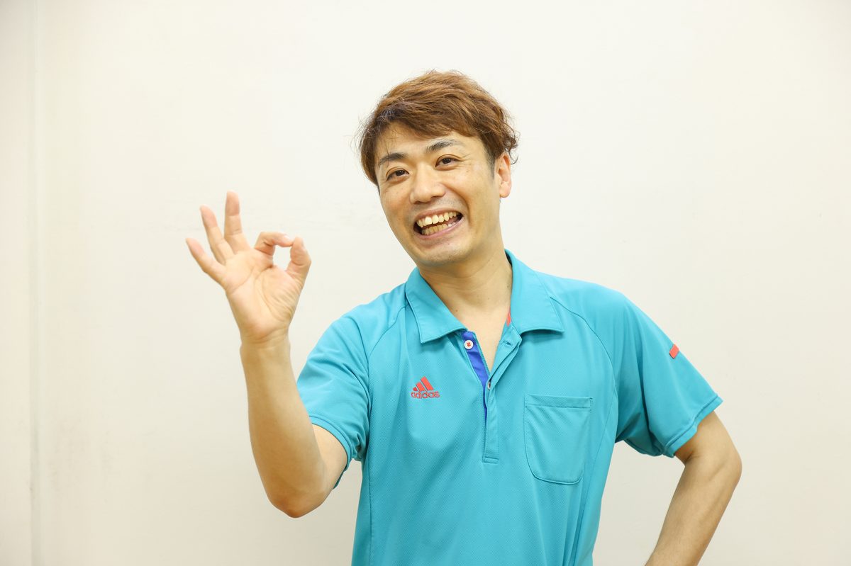 OKサインで笑顔の斎藤接骨院 院長